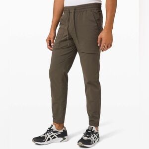 Men’s Lululemon bowline pant size L in dark olive